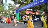 100 người đẹp Hoa hậu Trái Đất diễu hành hưởng ứng Tuần lễ Du lịch TPHCM