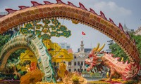 Ngắm 3 linh vật rồng khổng lồ uốn lượn ở đường hoa Nguyễn Huệ trước giờ mở cửa
