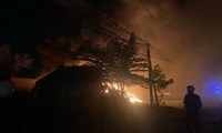 Cháy lớn trong nhiều giờ thiêu rụi kho phế liệu ở Long An