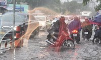 It was pouring rain in Ho Chi Minh City, the intersection leading to Tan Son Nhat airport was flooded like never before