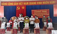 Cảnh sát biển tặng quà cho ngư dân tỉnh Phú Yên bị ảnh hưởng do thiên tai