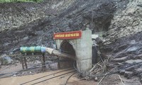 Bị lũ cuốn, công nhân mắc kẹt trong đường hầm dài 200m ngập nước ở Điện Biên