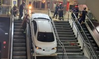 Trộm xe mắc kẹt vào cầu thang cuốn tại Tây Ban Nha