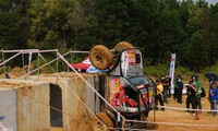 Xế độ trổ tài trèo qua ống bê tông ở giải đua ô tô địa hình Việt Nam