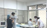 Cháy chung cư mini ở Hà Nội: Em bé một mình ở bệnh viện vỡ òa tìm được mẹ