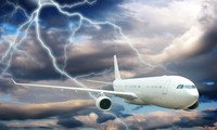 Máy bay đi vào tâm bão, hành khách nói &apos;như tàu lượn siêu tốc&apos;
