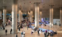 Hành khách ở sân bay Israel &apos;hú vía&apos; vì tên lửa nổ ngay trên đầu