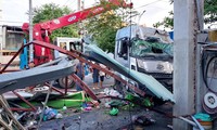 Xe container tông sập dải phân cách, lao vào nhà dân ở Vũng Tàu