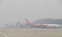 Gần 100 chuyến bay &apos;bất động&apos; trong sương mù ở Nội Bài 