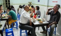 Khi người nổi tiếng thế giới đến Việt Nam ăn bún chả, nhậu vỉa hè 