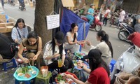 Khách xếp hàng chờ ăn món mỗi năm chỉ có một lần ở Hà Nội