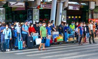 Sân bay Tân Sơn Nhất tấp nập khách trở lại sau nhiều ngày nghỉ Tết