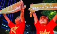 Người dân ken cứng phố đi bộ Nguyễn Huệ xem đội tuyển U23