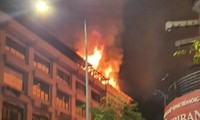 Cháy lớn kèm tiếng nổ trên sân thượng tòa nhà