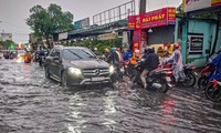 TPHCM: ‘Phố nhà giàu’ Quốc Hương và loạt tuyến đường biến thành sông sau cơn mưa lớn 