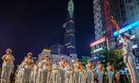 Đội nghi lễ công an biểu diễn trên phố đi bộ Nguyễn Huệ