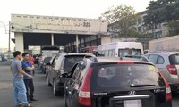 Người dân TPHCM đi đăng kiểm xe ô tô từ 3h sáng