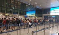 Hành khách tấp nập &apos;check - in&apos; tại Sân bay Tân Sơn Nhất trước thềm năm mới