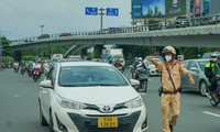 Xử phạt nhiều xe kinh doanh tại &apos;điểm nóng&apos; ra vào sân bay Tân Sơn Nhất