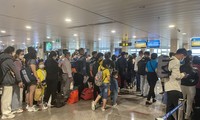 Sân bay Tân Sơn Nhất chật ních người về quê ngày 24 Tết