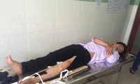 Một trong hai thanh niên lao xe vào CSGT đang được điều trị tại bệnh viện. Ảnh C.Thạch