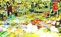 Hàng hóa không rõ nguồn gốc vẫn được bày bán trong chợ Đồng Xuân. Ảnh: Hồng Vĩnh