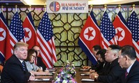 Tổng thống Mỹ Donald Trump (trái) và Chủ tịch Triều Tiên Kim Jong-un (thứ 2, phải) tại cuộc họp mở rộng với các quan chức hai nước trong ngày thứ hai của Hội nghị thượng đỉnh Mỹ-Triều lần hai ở Hà Nội, ngày 28/2/2019. Ảnh: AFP/ TTXVN