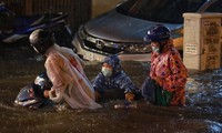 Sài Gòn mưa sầm sập, nước ngập tứ bề