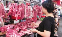 Chợ 30 Tết: 1kg thịt bò mua được 10 kg thịt lợn