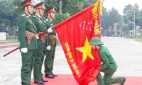  Binh nhì Chung Thị Cẩm Hồng (Bộ Tư lệnh Quân khu 7) vinh dự đại diện cho 100 nữ chiến sĩ tuyên thệ dưới Quân kỳ Quyết thắng