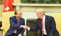 Thủ tướng Nguyễn Xuân Phúc và Tổng thống Hoa Kỳ Donald Trump trong cuộc hội đàm tại Nhà Trắng ngày 31/5. Ảnh: VGP