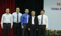 Ông Nguyễn Bá Cảnh (giữa) làm Phó trưởng ban Thường trực Ban Dân vận Thành ủy Đà Nẵng. Ảnh: Thanh Trần. 