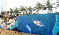 Những bức tranh gốm màu sắc đang dần thay thế những bức tường bê tông xám xịt của bờ kè biển Đà Nẵng. Ảnh: Giang Thanh