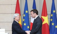 Tổng Bí thư Nguyễn Phú Trọng và Tổng thống Cộng hòa Pháp Emmanuel Macron. (Ảnh: Trí Dũng/TTXVN). 