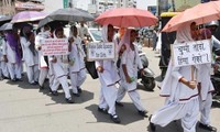 Nữ sinh Ấn Độ biểu tình sau vụ hai thiếu nữ bị cưỡng hiếp và thiêu sống ở bang Jharkhand. Ảnh: AFP.