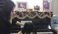Nhiều gia đình cho con đi học piano, vẽ trong dịp hè. Ảnh: ĐH