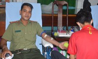 Thượng úy Tăng Minh Luân đang hiến máu