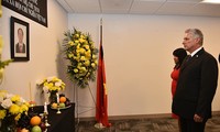 Hôm qua, Chủ tịch Cuba Miguel Diaz-Canel đã đến phái đoàn thường trực của Việt Nam tại Liên Hợp Quốc, New York, Mỹ để viếng Chủ tịch nước Trần Đại Quang. 