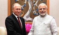 Thủ tướng Ấn Độ Narendra Modi (phải) và Tổng thống Nga Vladimir Putin (trái) tại cuộc gặp ở New Delhi ngày 4/10. (Nguồn: THX/TTXVN)