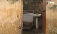 Nhà vệ sinh một trường tiểu học xuống cấp nghiêm trọng, không cửa ra vào. 