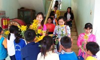Niềm vui bất ngờ của các giáo viên vùng cao khi nhận được những bó hoa rừng từ các em học sinh đồng bào