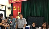 Ông Tạ Ngọc Thắng thông tin về vụ việc tại trường Tiểu học Quang Trung sáng 6/12.