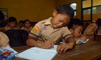 Cậu bé 8 tuổi luôn nỗ lực học hành và đạt thành tích tốt. Ảnh: Compass.