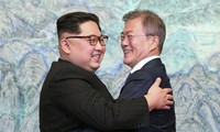 Tổng thống Hàn Quốc Moon Jae-in và nhà lãnh đạo Triều Tiên Kim Jong-un (Ảnh: Reuters)