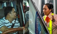 Tài xế tranh cãi với nhân viên BOT Cai Lậy về giá vé qua trạm thu phí tháng 8/2017. Ảnh: Nguyễn Thành.