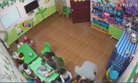 Cô giáo đánh trẻ tím mặt trong lớp học ở Hà Nội. Ảnh cắt từ clip