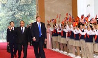 Học sinh Trường THCS Nguyễn Du chào đón Tổng thống Donald Trump.