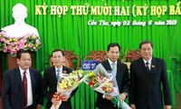 Lãnh đạo thành phố Cần Thơ chúc mừng đồng chí Võ Thành Thống và đồng chí Lê Quang Mạnh.