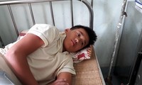 Trần Văn Cường (16 tuổi) bị sốt cao, đang được chăm sóc tại bệnh xá Bộ đội Biên phòng Quảng Trị