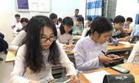 Học sinh lớp 12 Trường THPT Trần Hữu Trang (quận 5) tham gia bài thi trực tuyến giữa kỳ môn Toán. Ảnh: Internet